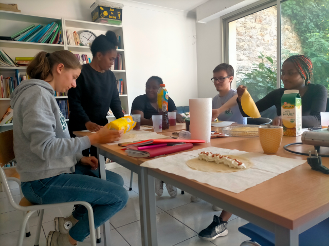 Photo de la préparation d'un repas collectif par la CJT Saint-Nazaire - Été 2022